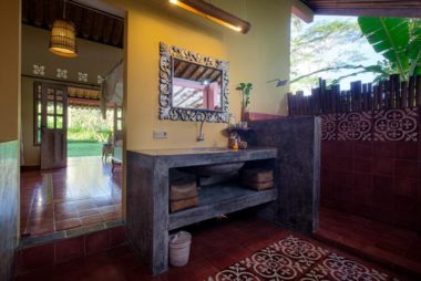 Bathroom open to the nature of Sidemen